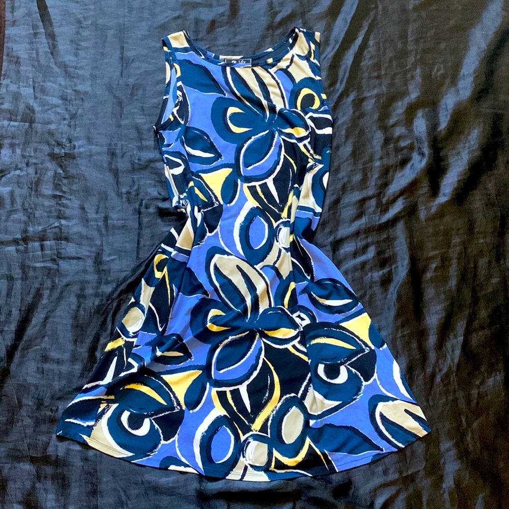 Floral artistic shift dress with pockets